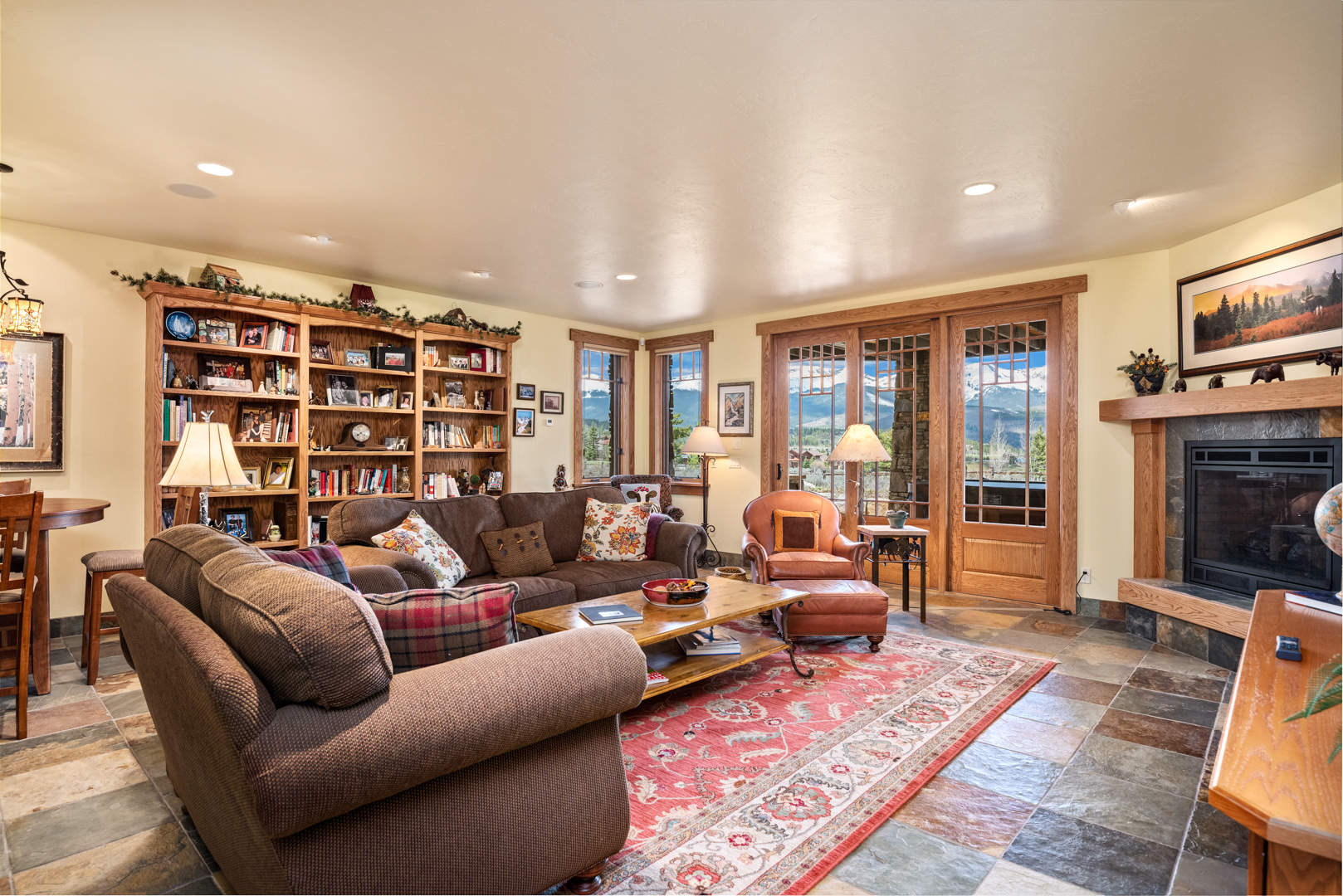  Large family room with mountain views 